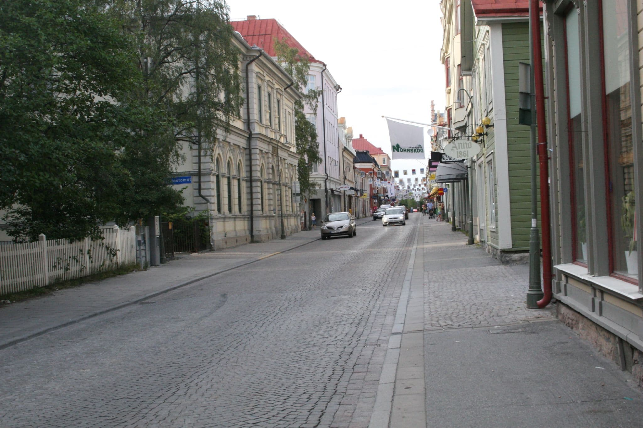Storgatan i centrala Östersund med trähus och folkliv