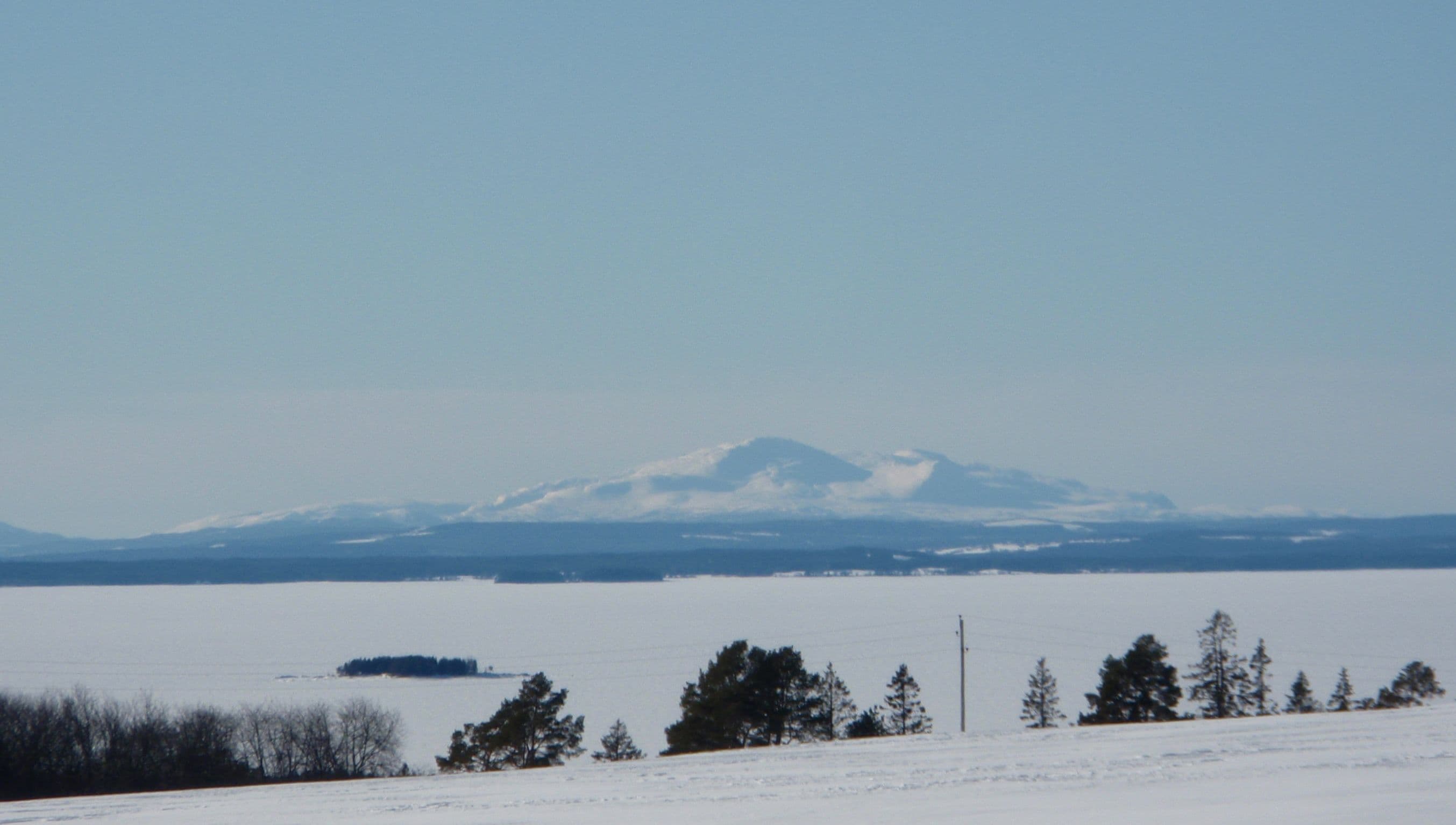 Storsjön med jämtlandsfjällen i bakgrunden